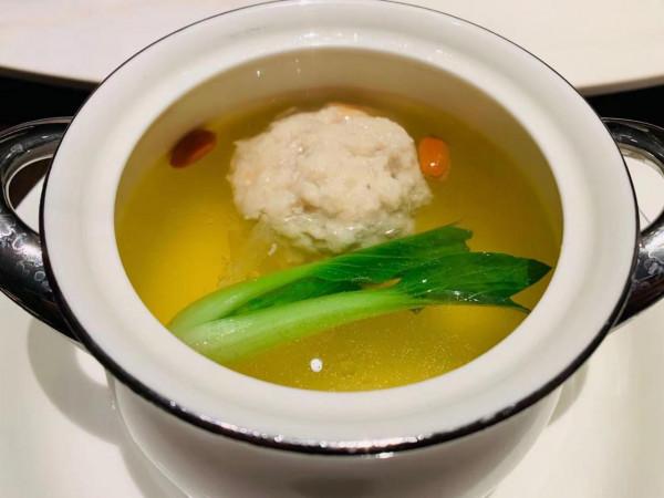 國慶節，4個人酒店聚餐，9道菜花費700元，朋友說：這菜值這個價