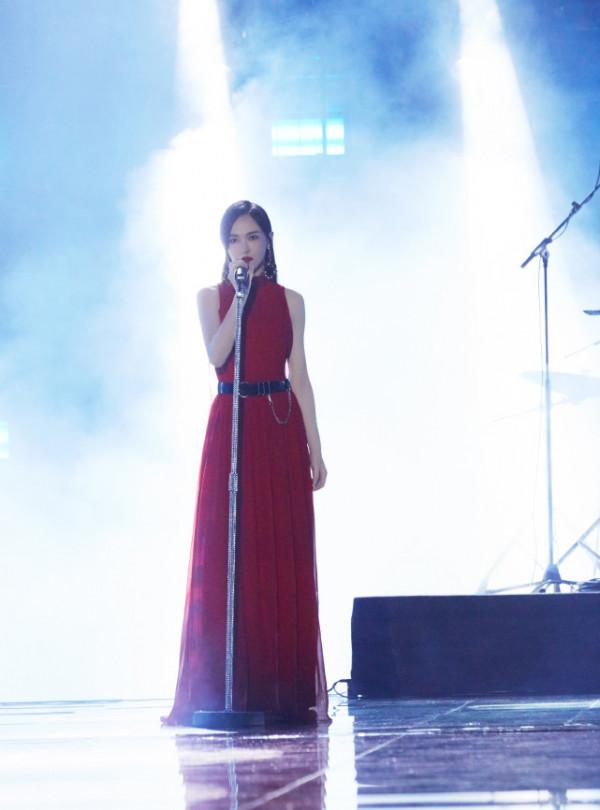 唐嫣首次跨界就底氣足！穿薄紗裙盡顯央視範，站姿優雅不遜色劉濤