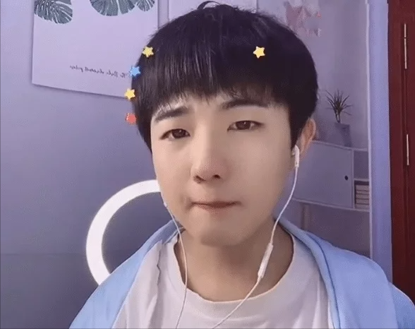 “吃個桃桃”迴歸男兒身,剪成蘑菇頭關濾鏡,像王一博 “吃個桃桃”迴歸男兒身,剪成蘑菇頭關濾鏡,像王一博