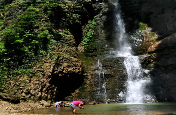 除了飛瀑、峽谷，萬盛黑山谷南天門竟藏有這樣的美景