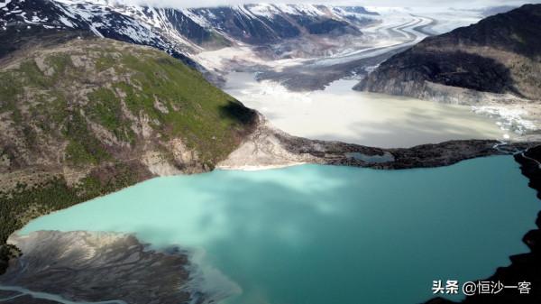 站在村口，見冰川自天邊來，兩湖水一白如牛奶，一綠如翡翠