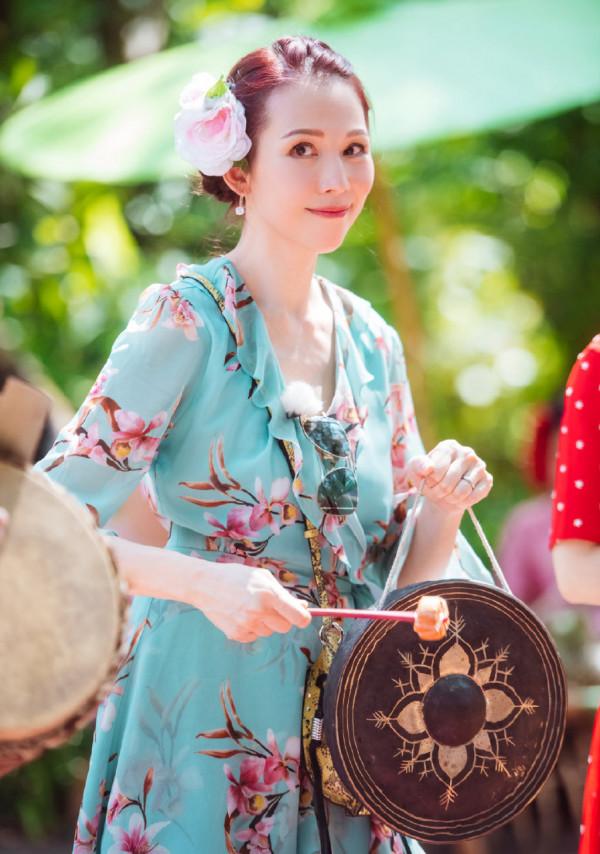 蔡少芬不愧是港姐出身，47歲穿綠色印花裙，臉龐還似少女一樣嫩