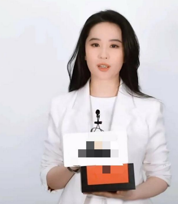 34歲劉亦菲逛商場被偶遇！無濾鏡面板仍吹彈可破，衣品卻一言難盡