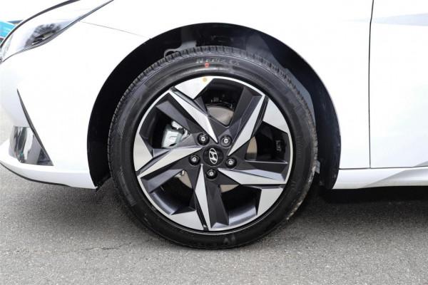 軸距2720mm，外觀顏值出色，油耗低至6.4L，帶你看第七代伊蘭特