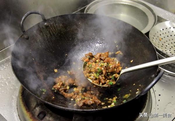 豬肉新吃法，切成肉丁拌上黑椒汁，外酥裡嫩，口感比燒烤還要好吃