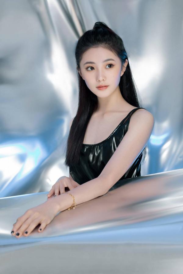 劉浩存梳高馬尾穿皮質連衣裙秀精緻五官 劉浩存梳高馬尾穿皮質連衣裙秀精緻五官