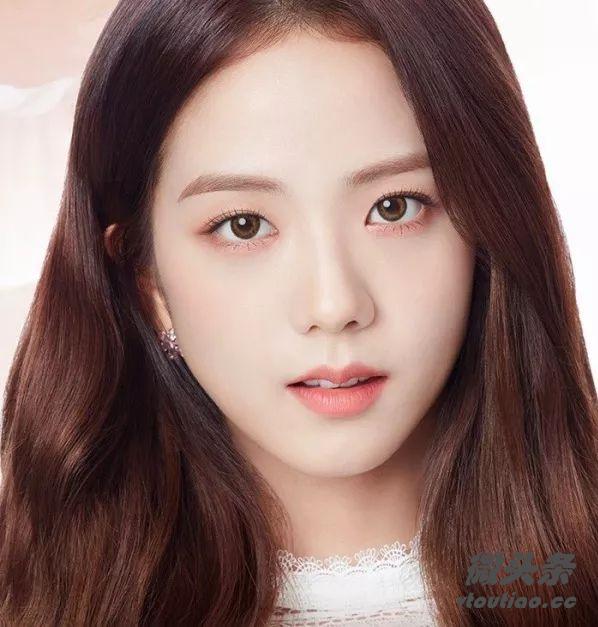 Jisoo臺上豔光四射，臺下高定穿成阿依蓮？韓星為什麼鎮不住場子