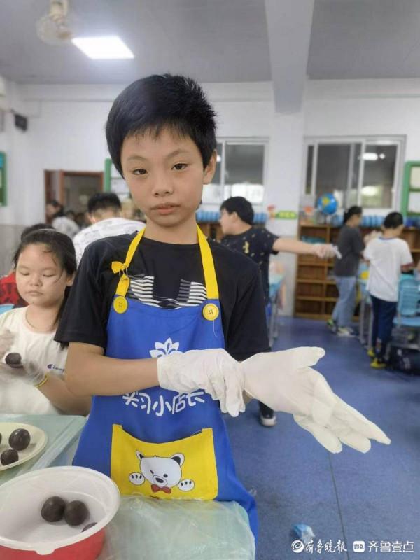 中秋月餅我來做!小學生現場跟糕點師傅學手藝 中秋月餅我來做!小學生現場跟糕點師傅學手藝