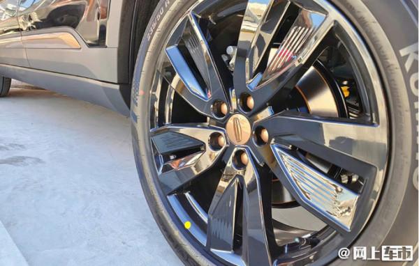 吉利豪越新車型到店實拍,全車黑化,還是1.8T+雙離合 吉利豪越新車型到店實拍,全車黑化,還是1.8T+雙離合