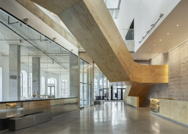 把百年建築「拆」得只剩一面牆