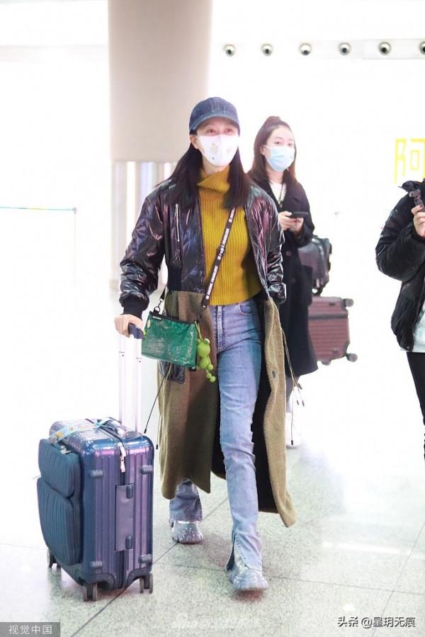 倪虹潔穿拼接大衣現身時尚減齡 揮手致意大方親和