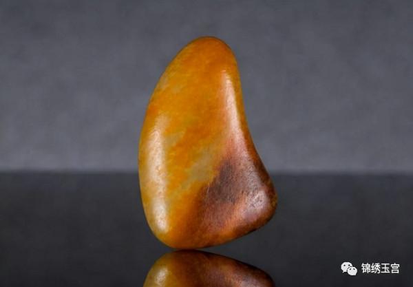 天價和田玉籽料都長這個樣子，和田玉紅沁籽料最珍貴