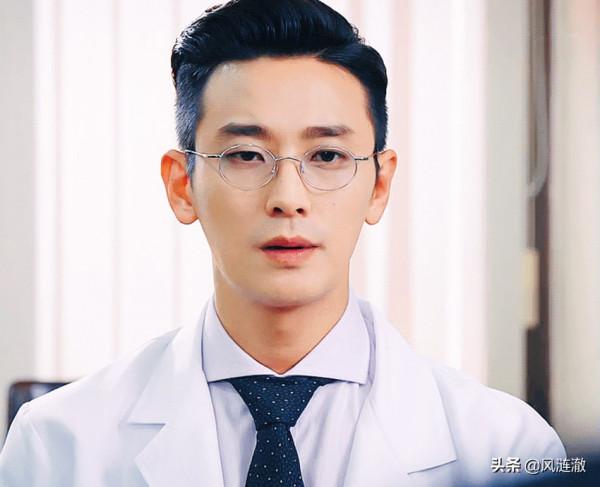 男主光環顯現？《紳士》片場遭蜂群襲擊，只有男主一人未受傷