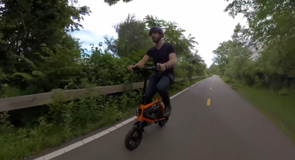 美國小夥買中國迷你電車,本來不相信質量,試駕後想轉行做代駕 美國小夥買中國迷你電車,本來不相信質量,試駕後想轉行做代駕