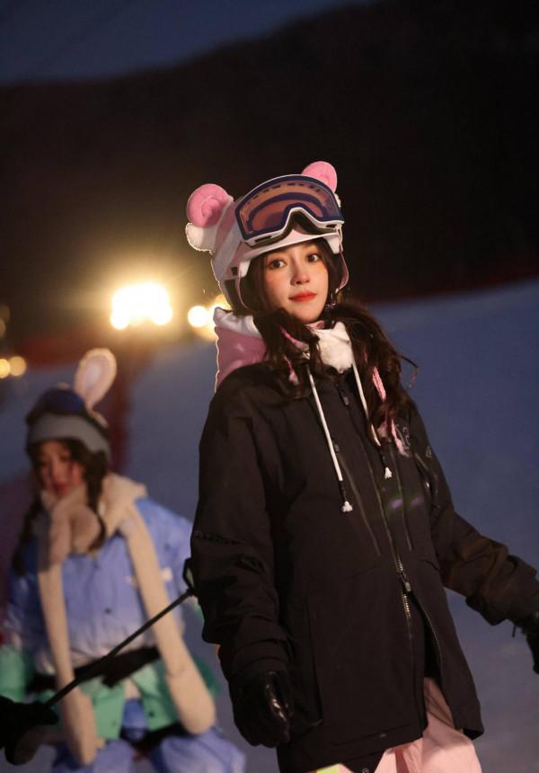 楊穎最新滑雪造型清新十足 戴粉色頭盔可愛軟萌