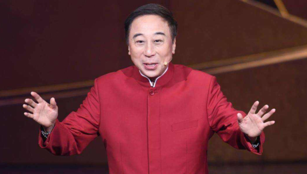 登春晚33年，曾被保姆敲詐“分手費”，62歲退休，馮鞏如今怎樣了