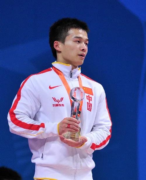 在奧運會賽場的痛苦哭的中國舉重隊隊員