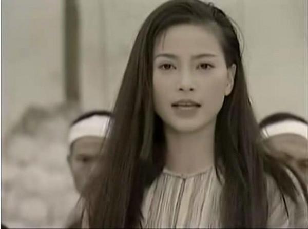 吳京200億登頂國內票房，曾嫌他賺不到500萬的初戀，如今過得咋樣