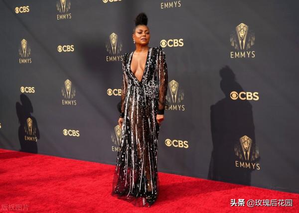 第73屆艾美獎，塔拉吉-P-漢森一襲黑色禮裙亮相，魅力十足