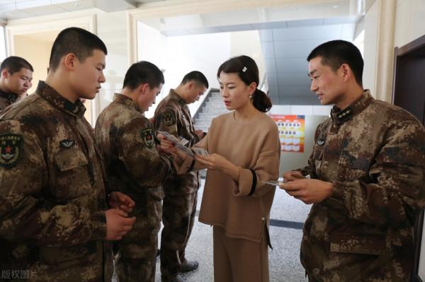 軍嫂,你是那麼的美!紅妝配戎裝,他守祖國你守家 軍嫂,你是那麼的美!紅妝配戎裝,他守祖國你守家