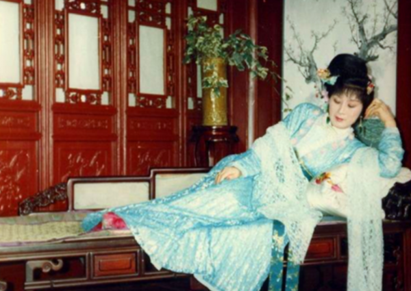 杜十娘死前怒扔百寶箱，並非因為李甲拋棄她，更多的是一種無奈