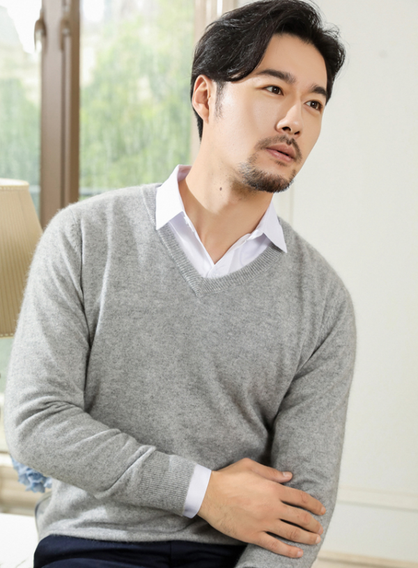 這才是儒雅男人在穿的針織衫，舒服如雲，一身乾淨氣質