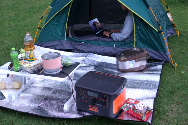 體驗電霸級別的產品，讓電小二太陽能戶外電源2200告訴什麼叫硬核