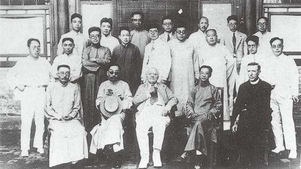 北大專業“六代單傳”,一人請假全院休息,畢業合影只有1名學生 北大專業“六代單傳”,一人請假全院休息,畢業合影只有1名學生