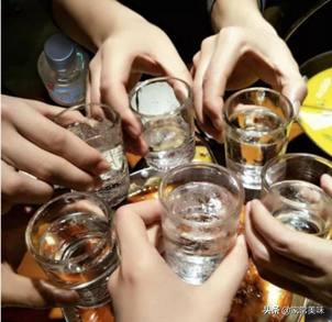 請客喝酒，四川人都用什麼酒呢？五糧液並非首選，當地人：喝不起