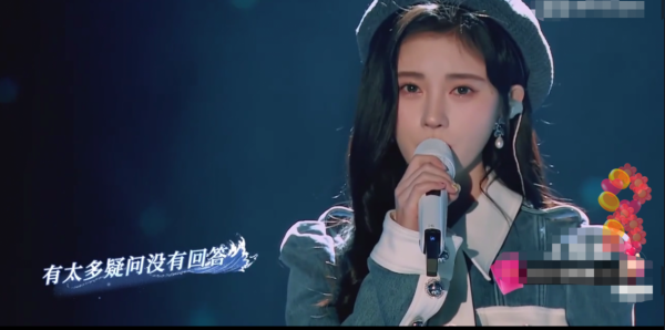 “南北”雙臺跨年：唐嫣美豔、王鷗搶鏡，楊冪眼妝像“發光眼屎”