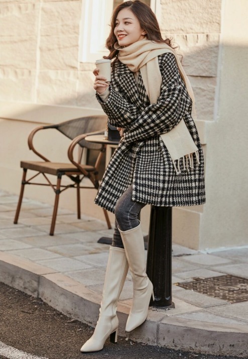 冬天穿“小白靴”更驚豔，顯瘦耐看還減齡，配大衣美極了