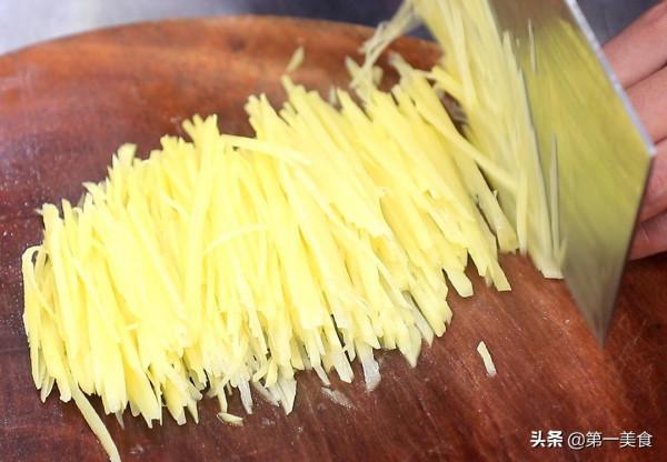 青椒土豆絲，先焯水還是直接炒，很多人都做錯了，廚師長分享做法