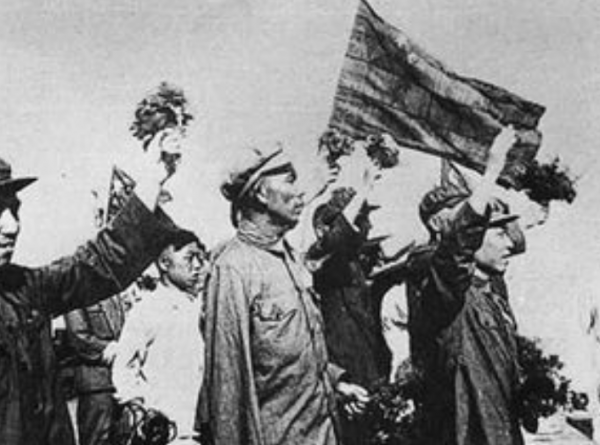 粟裕收到偽軍中將送的一盒煙，臉色大變，立即命全軍集合關閉電臺