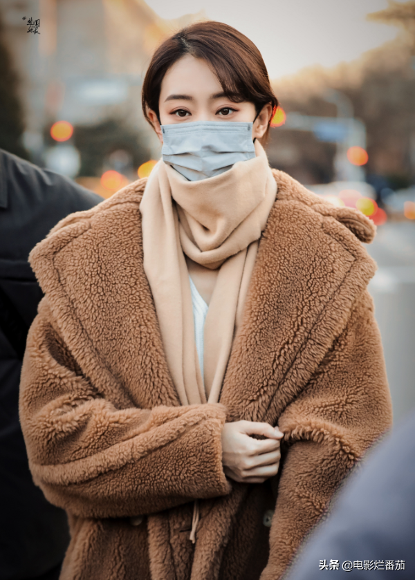 春晚四次聯排：趙麗穎一笑迷人，張小斐美目顧盼，朱一龍走路生風