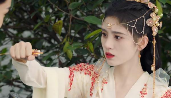 鞠婧禕新劇開播即火，搭檔曾舜晞“CP感”十足，劇情邏輯卻有硬傷