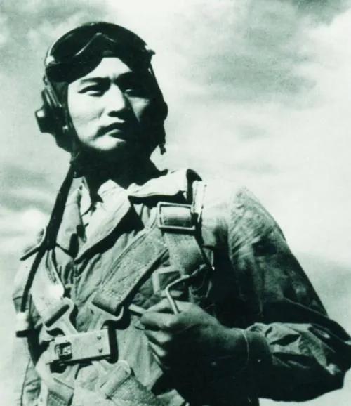 北空司令員劉玉堤在飯店遭遇流氓讓其讓座，將軍說：你有資格嗎？