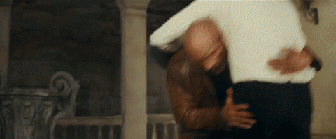 穿高衩裙光腳打架、徒手扒飛機，這部耗資超12億的大爽片，好過癮