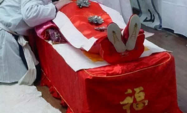 人死後為何不能摸屍體的臉?這並不是迷信,有一定科學道理 人死後為何不能摸屍體的臉?這並不是迷信,有一定科學道理