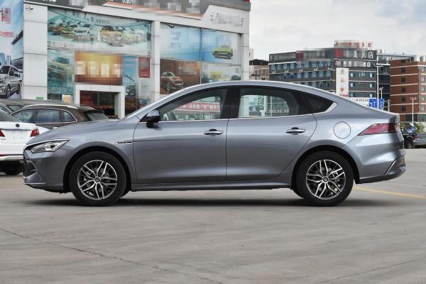 被稱“小比亞迪漢”,10.58萬起,一箱油能跑1000公里,秦PLUS 被稱“小比亞迪漢”,10.58萬起,一箱油能跑1000公里,秦PLUS