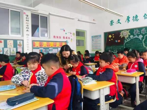 教師與軍人的愛情密碼:十年戀愛長跑終成眷屬 教師與軍人的愛情密碼:十年戀愛長跑終成眷屬