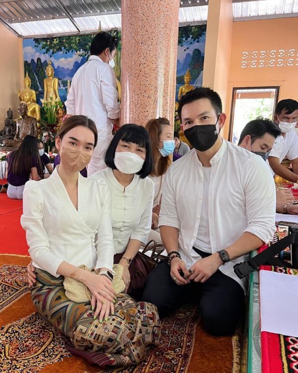 泰國";迪爾娜";穿著優雅的信參加了一個盛宴 泰國";迪爾娜";穿著優雅的信參加了一個盛宴