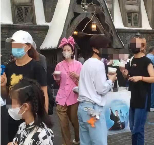 盤點環球影城偶遇明星生圖,白敬亭似商務精英,林依輪兼職賣貨? 盤點環球影城偶遇明星生圖,白敬亭似商務精英,林依輪兼職賣貨?