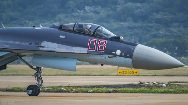 打破美國F-22戰機的神話，蘇35的效能到底有多強？