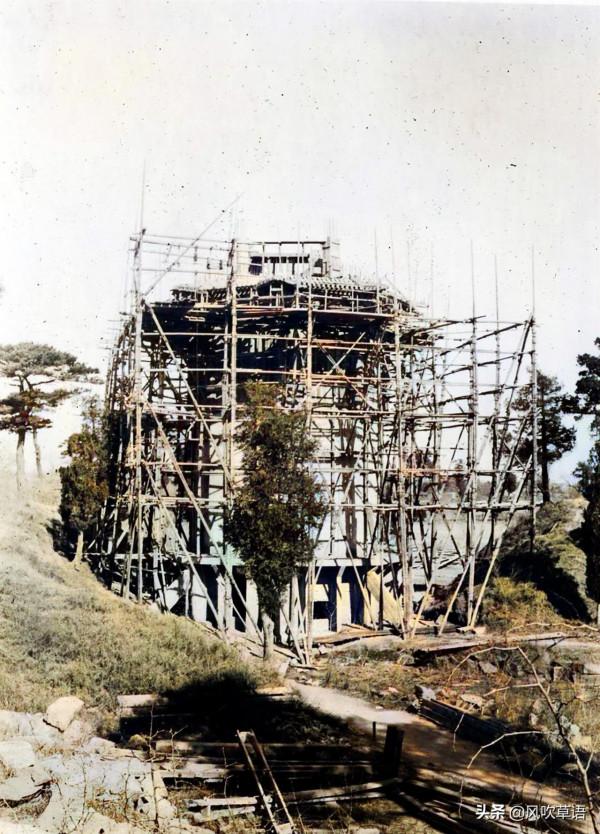 1925年的燕京大學還在建設中，看看當年工人是怎樣搬運鍋爐的