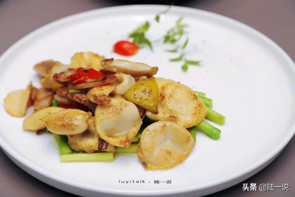 10人消費將近4000元，鮮松茸、大黃魚、羅氏蝦、私房牛肉都不錯