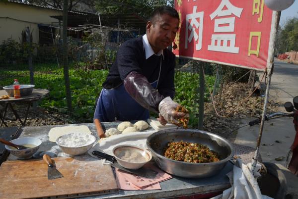 河南農村大叔自創小吃,一個5塊錢6兩重,有人大老遠開三輪車來買 河南農村大叔自創小吃,一個5塊錢6兩重,有人大老遠開三輪車來買