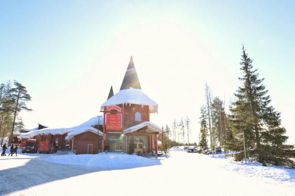 北極圈內唯一的省會城市，曾被夷為平地，現在是知名旅遊城市