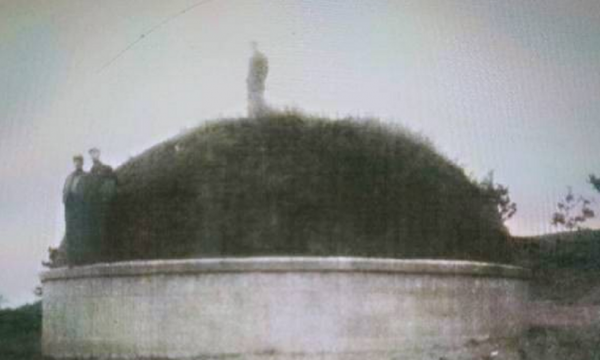 1944年汪精衛在日本去世，兩年後陵墓被炸，士兵意外發現神秘字條