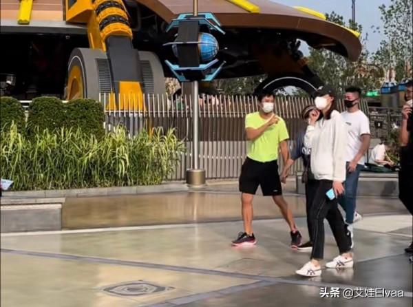 鄧超真孝順罕見牽老母親遊環球影城，穿T恤短褲，小腿肌肉好發達