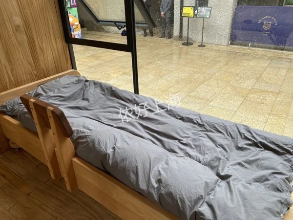 上海街頭驚現透明房！24小時有人住裡面吃喝睡覺，圍觀者直接看光光